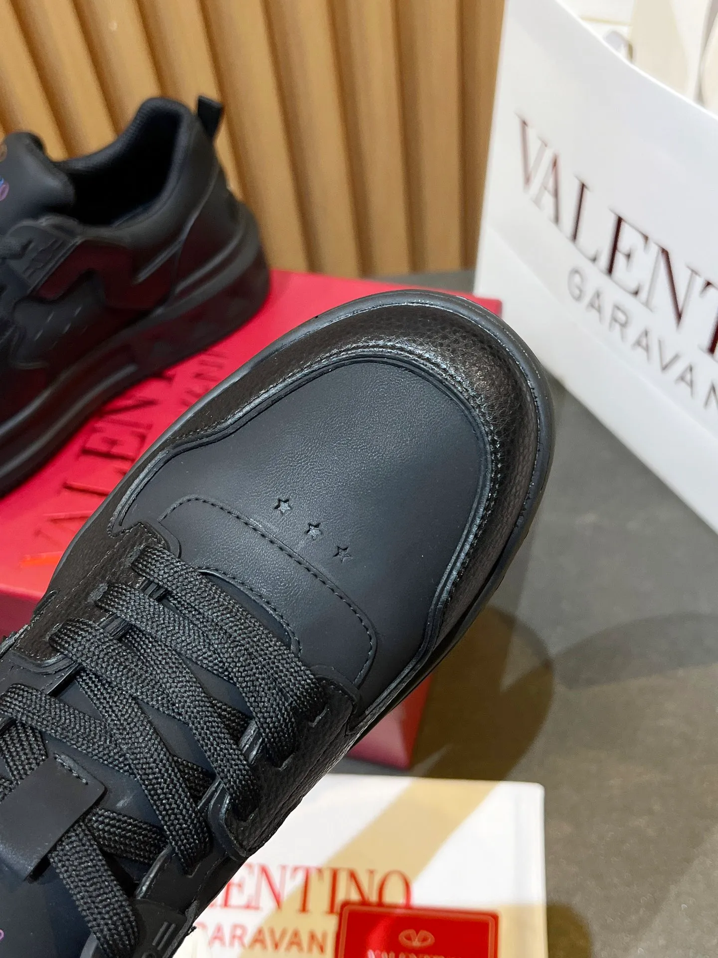 👟👟Ex-factory price 660👟👟 𝑽𝒂𝒍𝒆𝒏𝒕𝒊𝒏𝒐Valentino 𝑶𝒏𝒆𝑺𝒕𝒖𝒅 Couple casual sports shoes series Valentino 2024 new couple sports shoes are on sale. The original ZP was purchased and dismantled. Repeated pattern making and modification. I tried my best to restore it one to one! Top luxury masterpiece Signature five-pointed star design Soft and comfortable genuine leather with contrasting colors brings excellent and elegant texture and excellent on-foot comfort Top purchasing version upper: imported calfskin surface/original oil edge craftsmanship Outsole: original development 𝐓𝐏𝐔 two-color combination outsole Packaging: original configuration complete package Code number: 34-𝟒𝟓